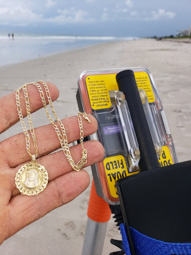 metal detecting finds gold sovereign chain on the beach